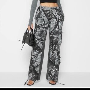 **SOLD** Mainere de voir camo cargo pants